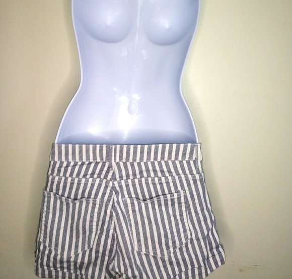 H&M 5-pocket gray and white striped shorts - Picture 4 of 10
